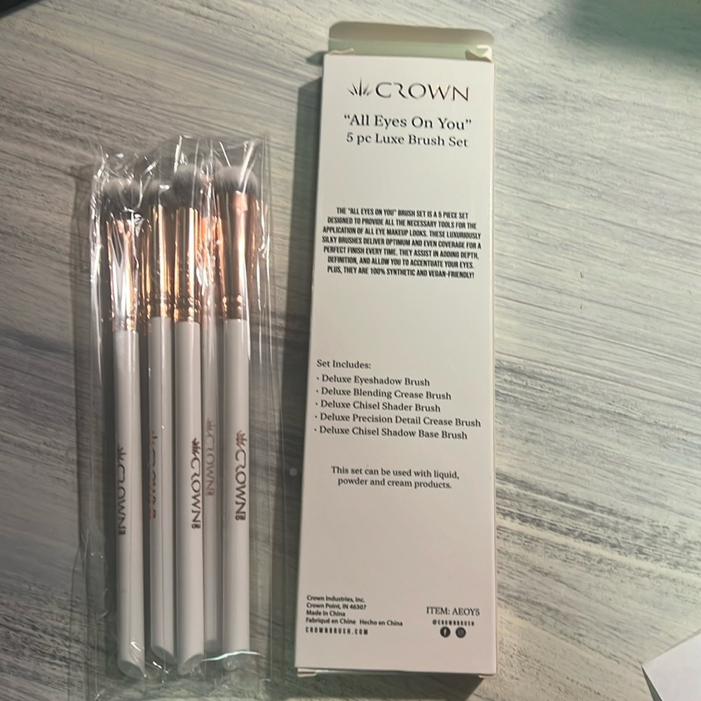 Crown “All eyes on you brush set”
